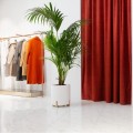 elegancka-biala-donica-do-wnetrz-system-nawadniania-nozki-donica-na-palme.jpg