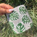 szara-betonowa-oslonka-na-doniczke-zielone-liscie-monstera.jpg