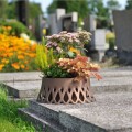 aranzacje-kwiatowe-na-grobach-florystyka-funeralna-donica-nagrobkowa.jpg