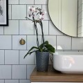 dekoracyjna-oslonka-na-doniczke-ciemno-niebieska-ceramiczna-doniczka-polnix-orchid-na-storczyki-z-ozdobna-powierzchnia.jpg